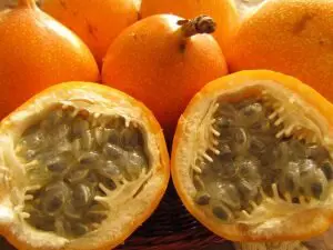 fruta grandilla cortada comida colombiana