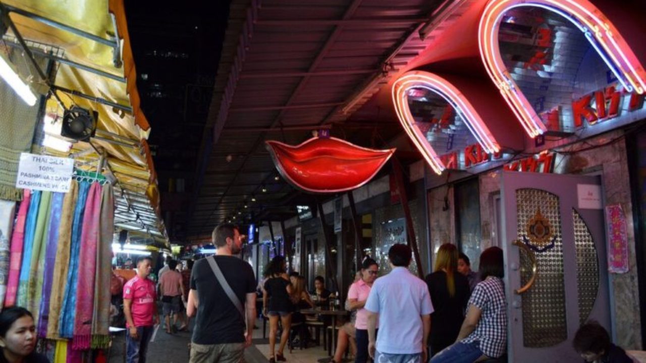 Como é o Ping Pong Show em Bangkok, Tailândia - Eduardo & Mônica