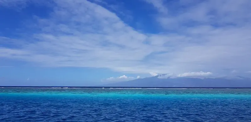 viagem para polinesia mar azul