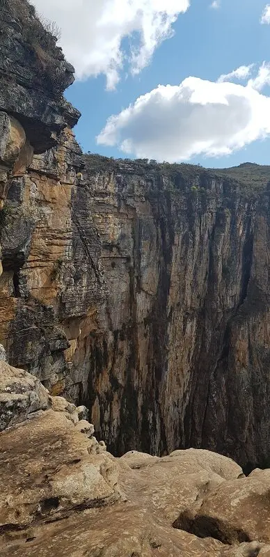 trilhas da cachoeira do tabuleiro rocha