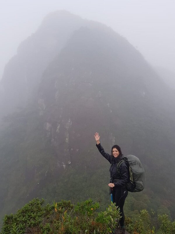 trekking do pico paraná luisa em pé montanha neblina
