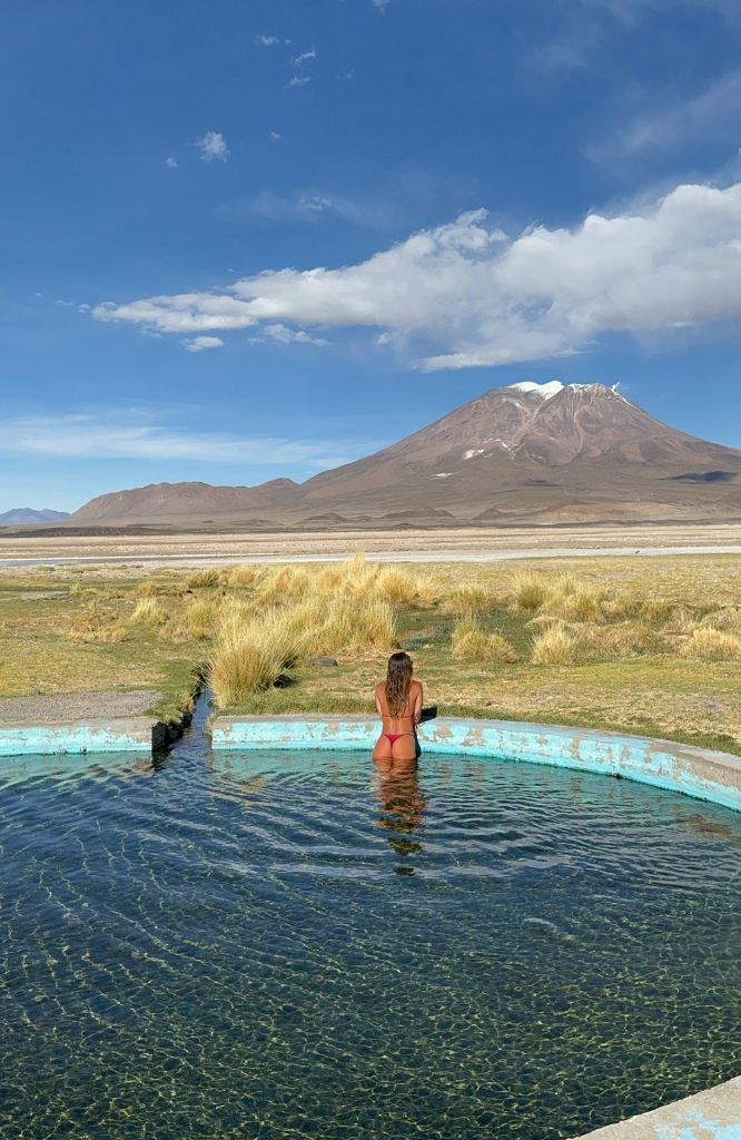 mulher no deserto de atacama
