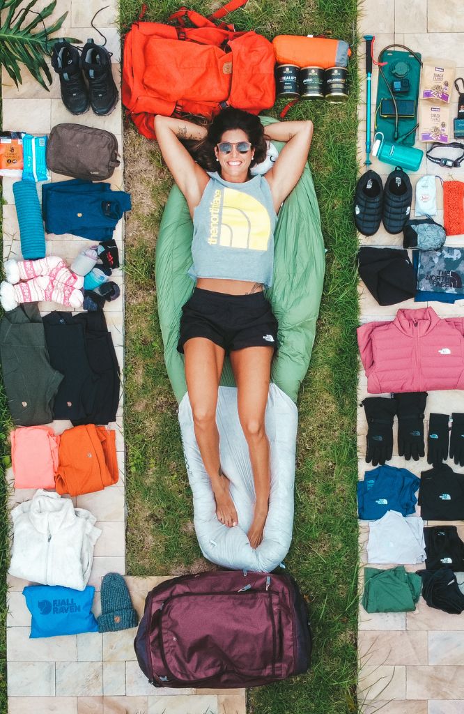 mulher com roupas para o deserto de atacama