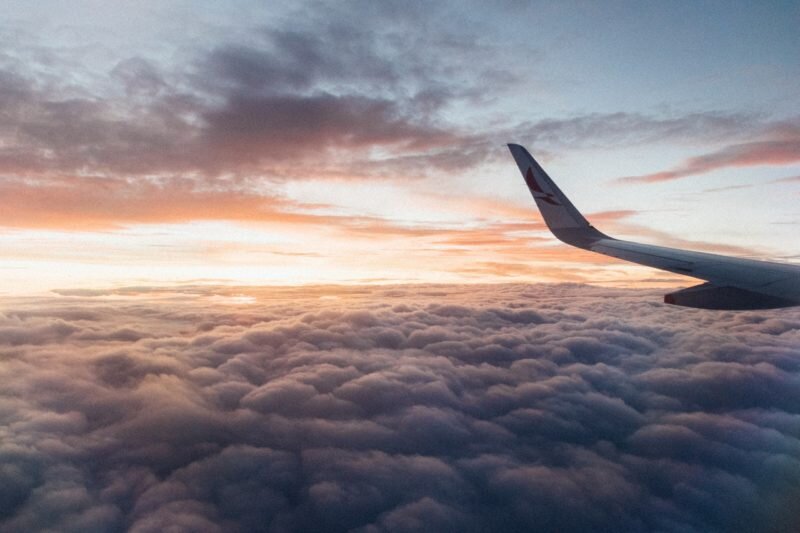 avião nas nuvens
