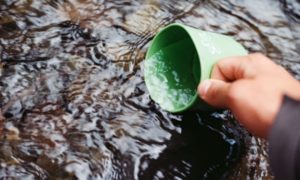 Como purificar a água em trilhas, trekkings e acampamentos