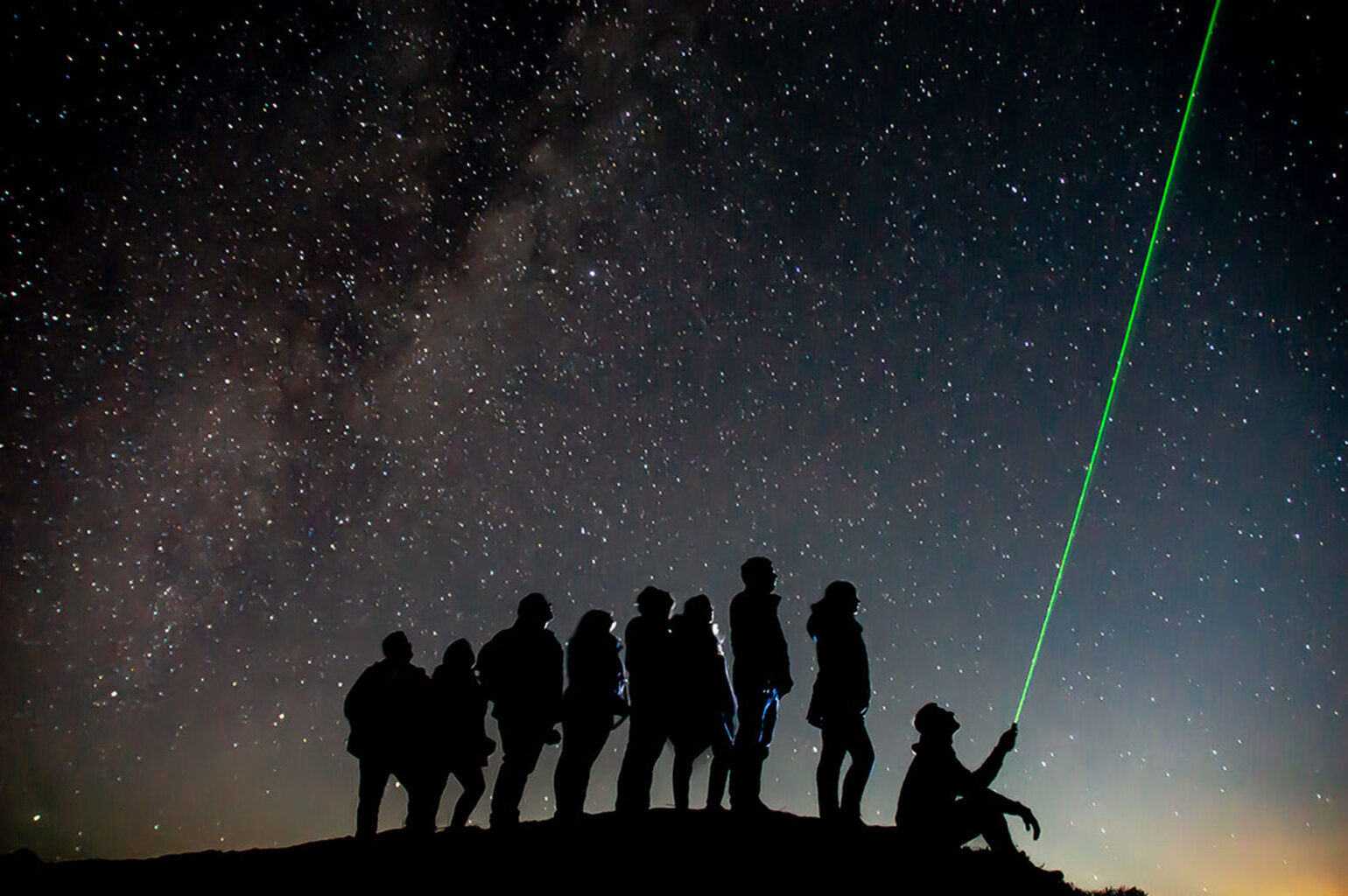 pessoas olhando para o céu em noite estrelada