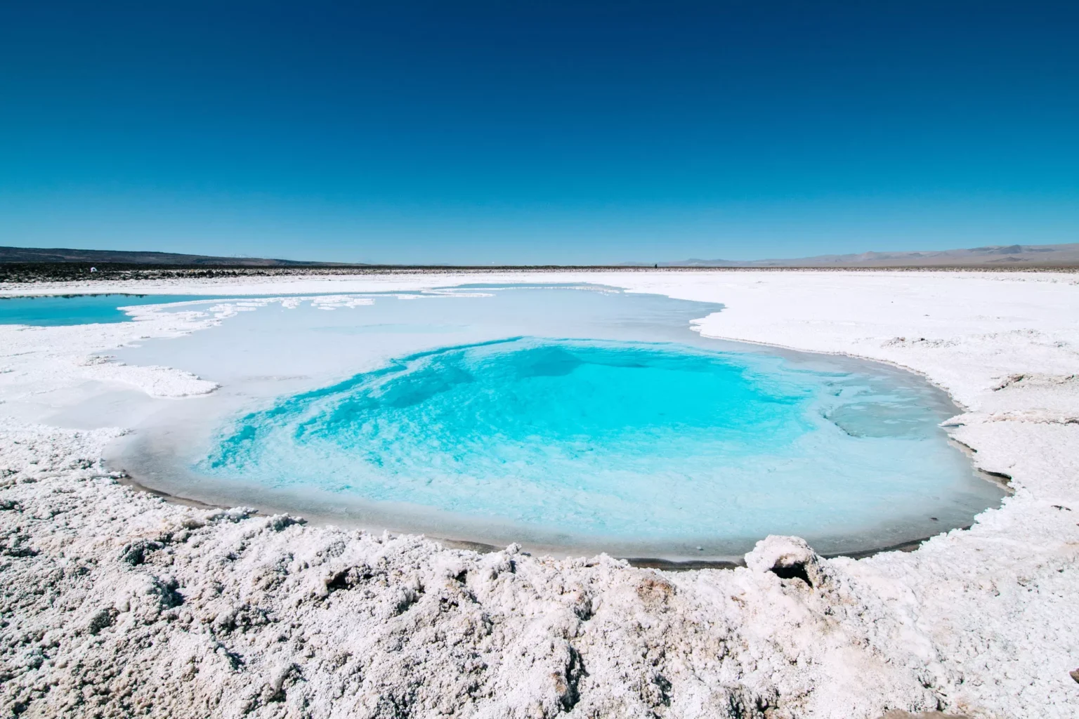 laguna azul em deserto branco