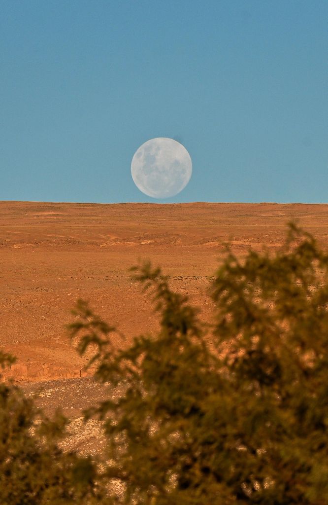 lua nascendo em deserto chileno