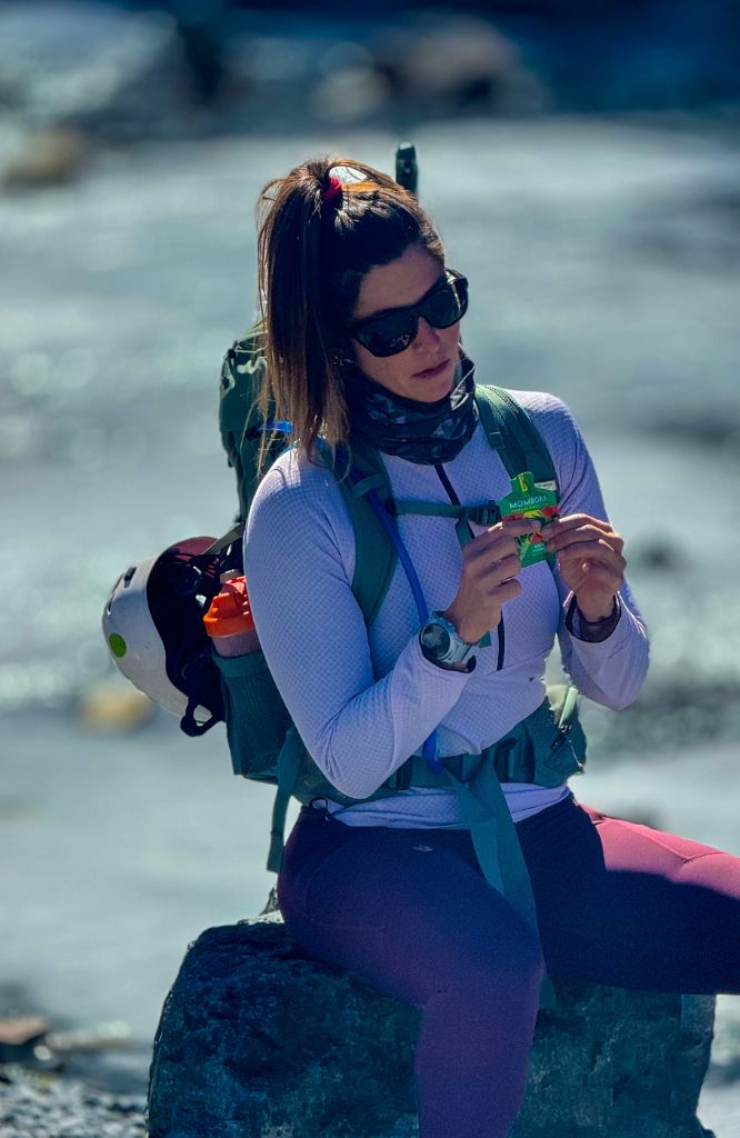 mulher em trilha com o carboidrato em gel para ciclistas