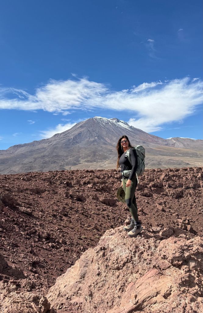 mulher em trekking no deserto com o melhor seguro viagem chile