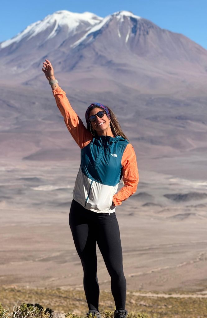 mulher em trilha no deserto chileno