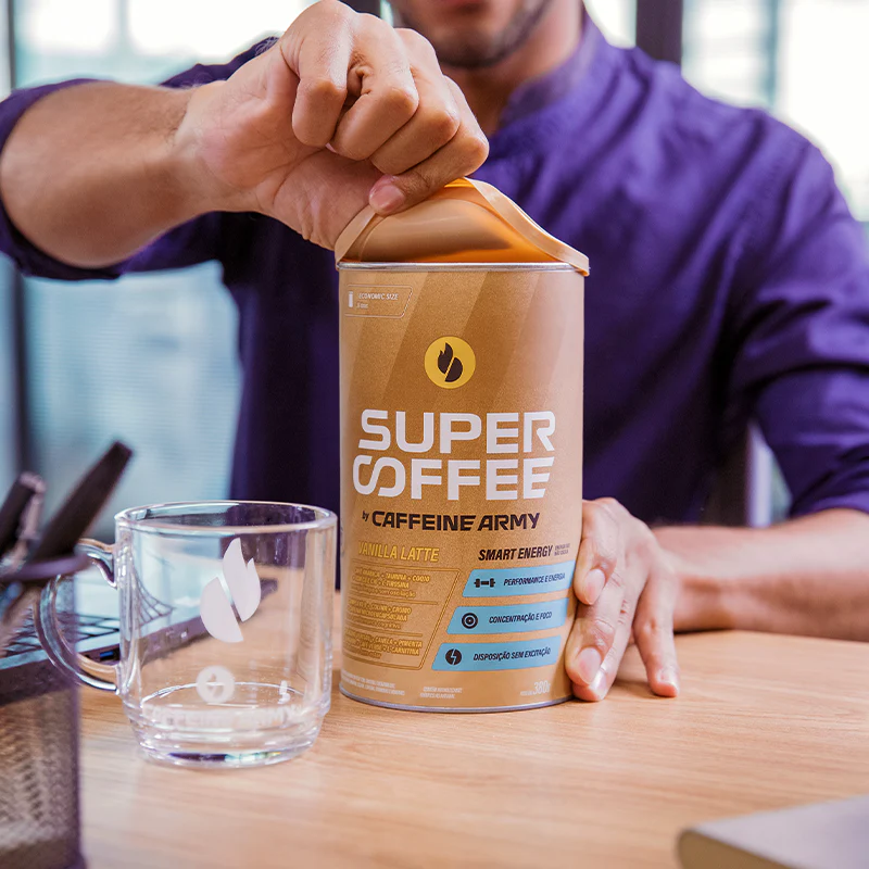 Homem abrindo lata de supercoffee que vale a pena