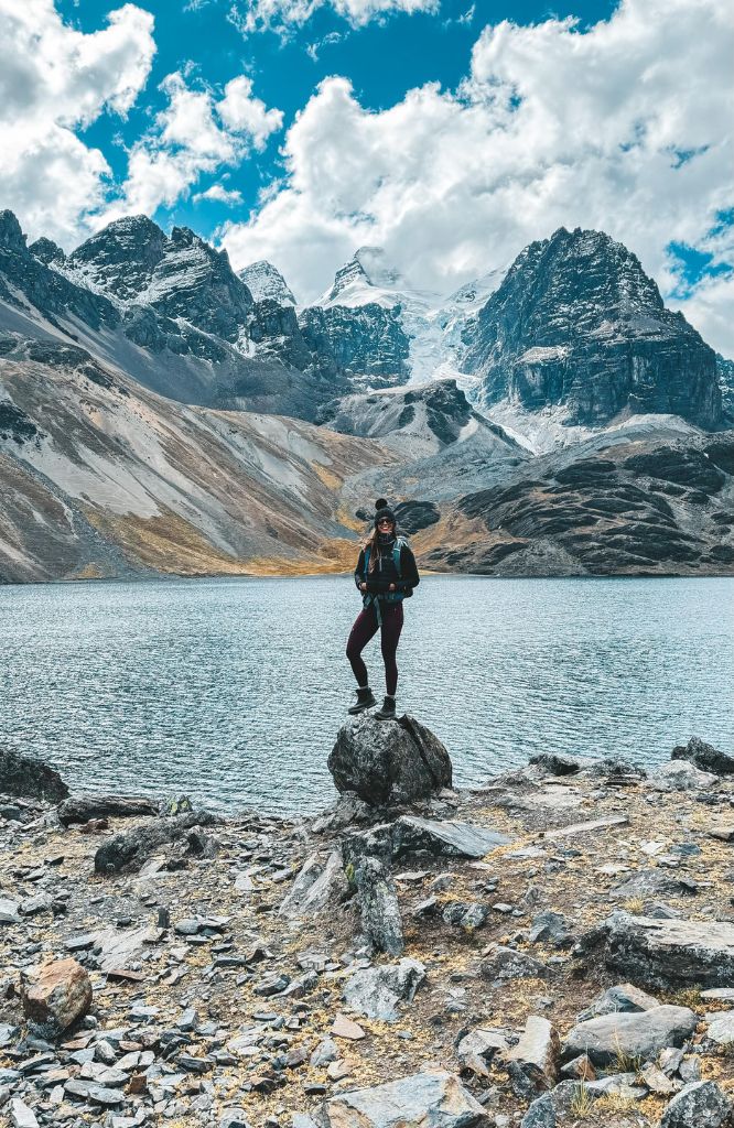 mulher em paisagem nevada usando o melhor seguro viagem chile