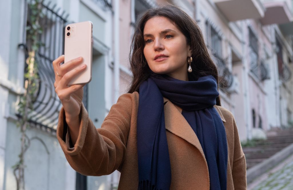 mulher utilizando esim frança