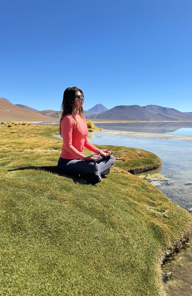 mulher em em montanha com cupom de desconto Brasileiros no Atacama