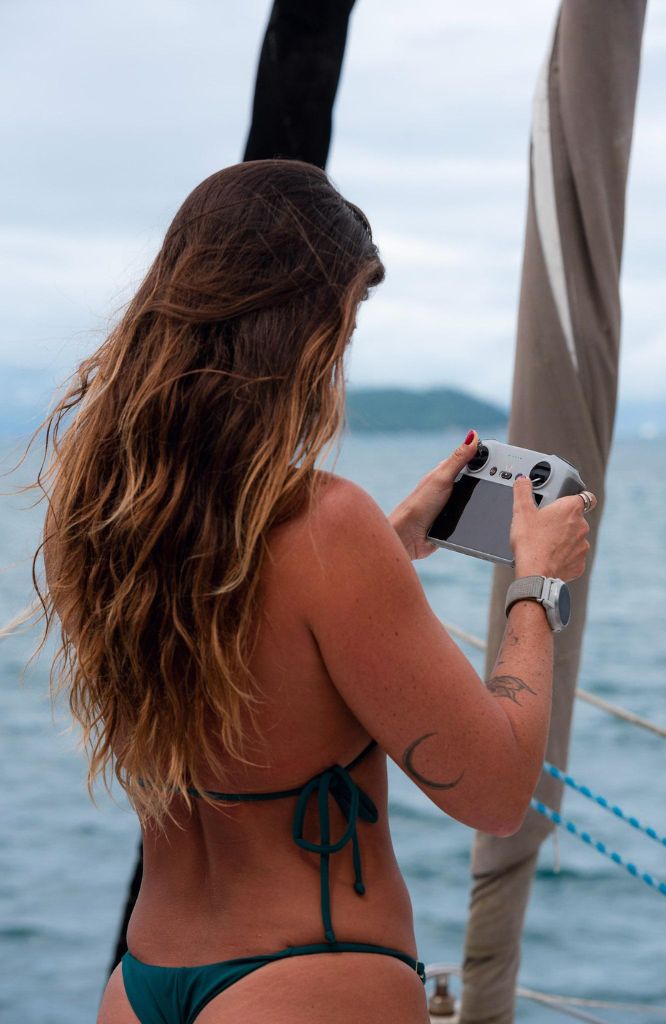 mulher usando produto que comprou com o cupom de desconto DJI