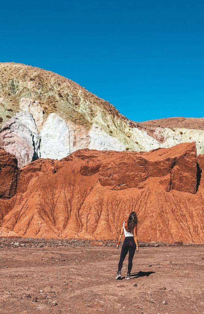 mulher em em montanha com cupom de desconto Brasileiros no Atacama