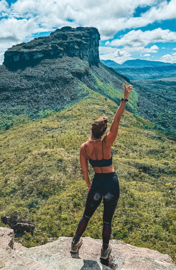 mulher em trilha mostrando que a Drastosa é confiável