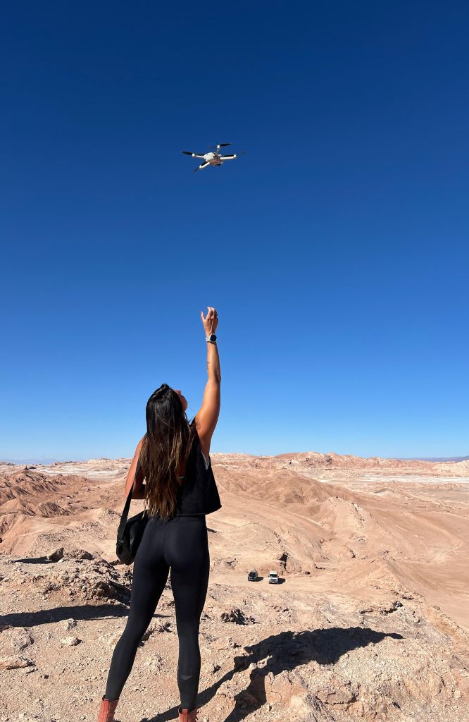 mulher utilizando drone