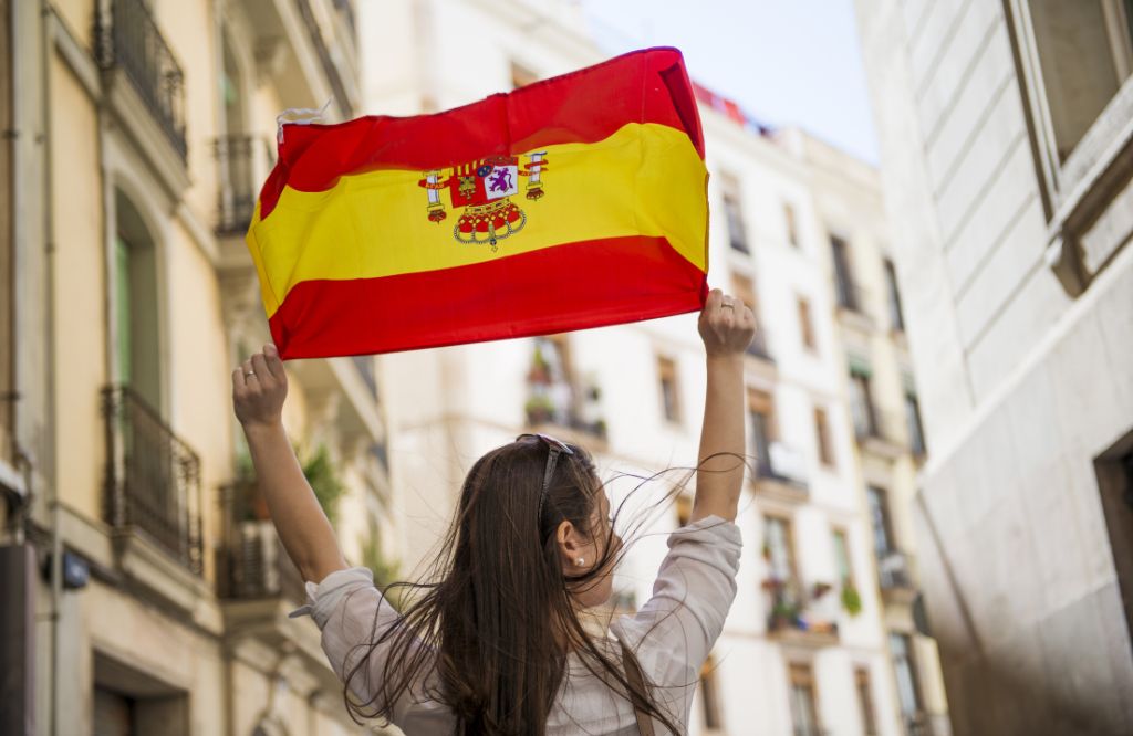 documentos de viagem - cupom o meu chip mulher segurando bandeira da espanha
