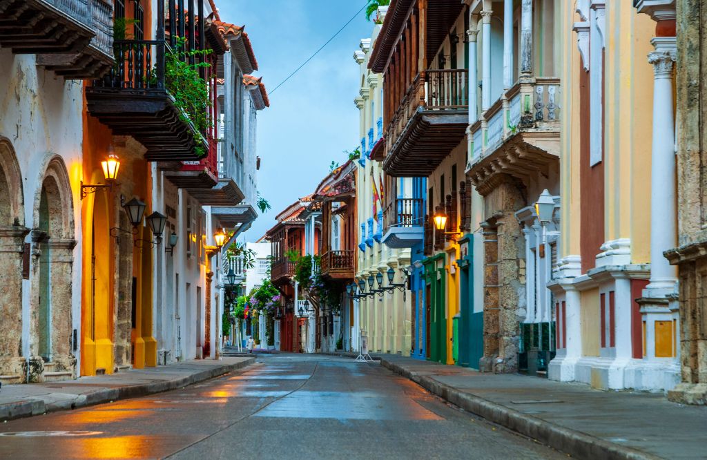 rua de casas coloridas antigas