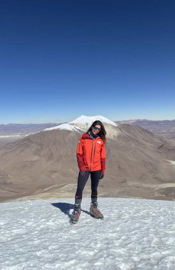 mulher em montanha nevada com eSIM França