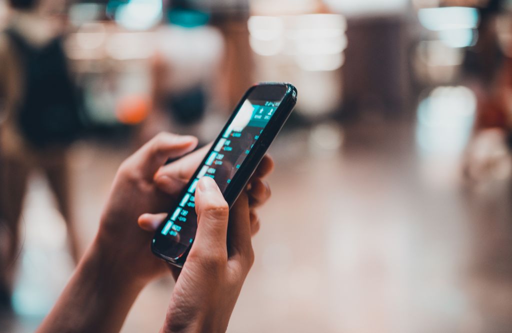 documentos de viagem - cupom o meu chip pessoa aprendendo como usar holafly