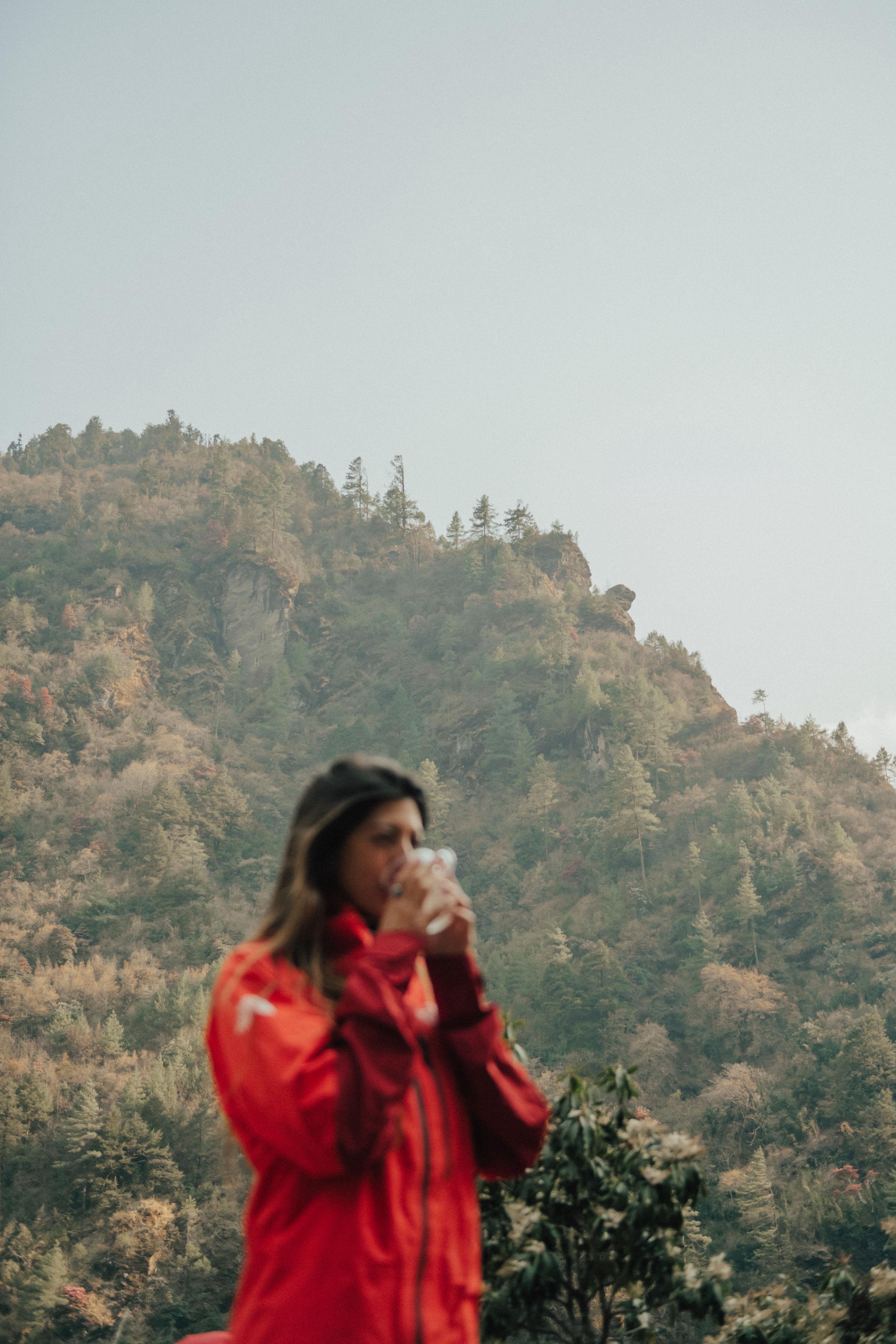 mulher bebendo com cupom de desconto Caffeine Army
