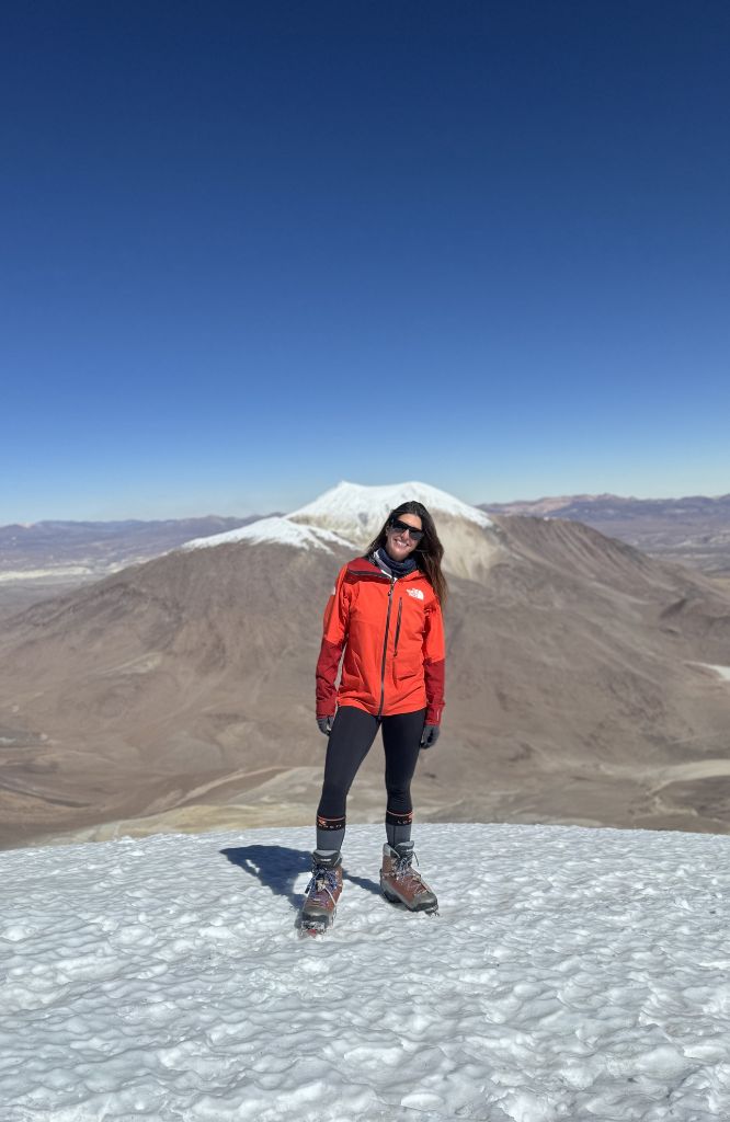 mulher em curso de escalada em gelo