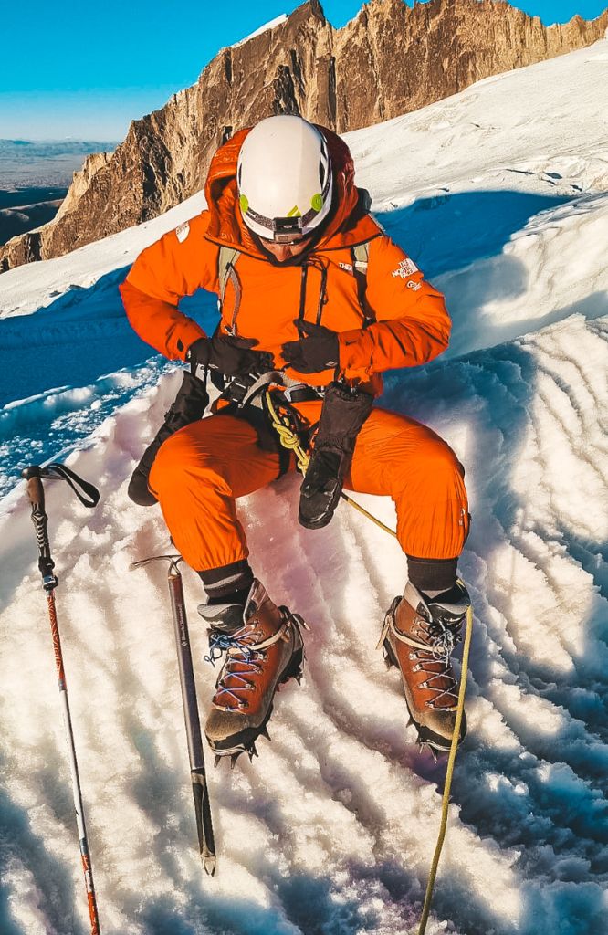 mulher em curso de escalada em gelo