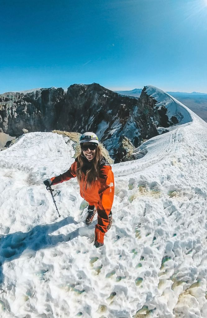 mulher em curso de escalada em gelo