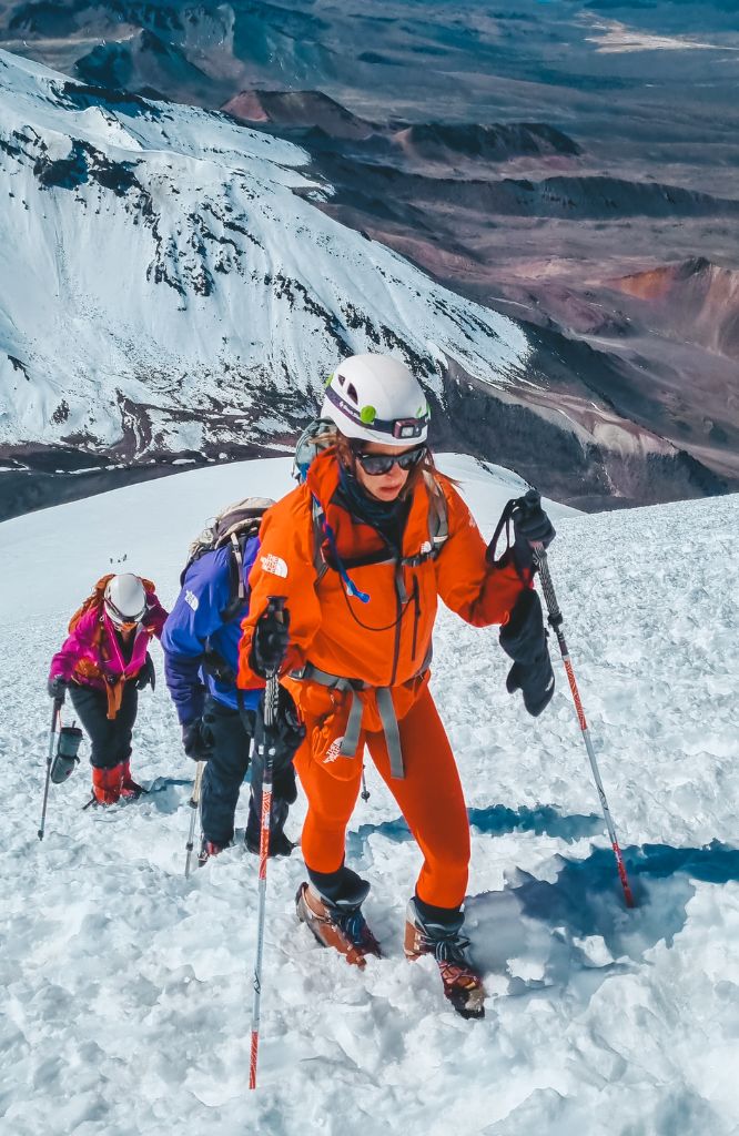 mulher em curso de escalada em gelo