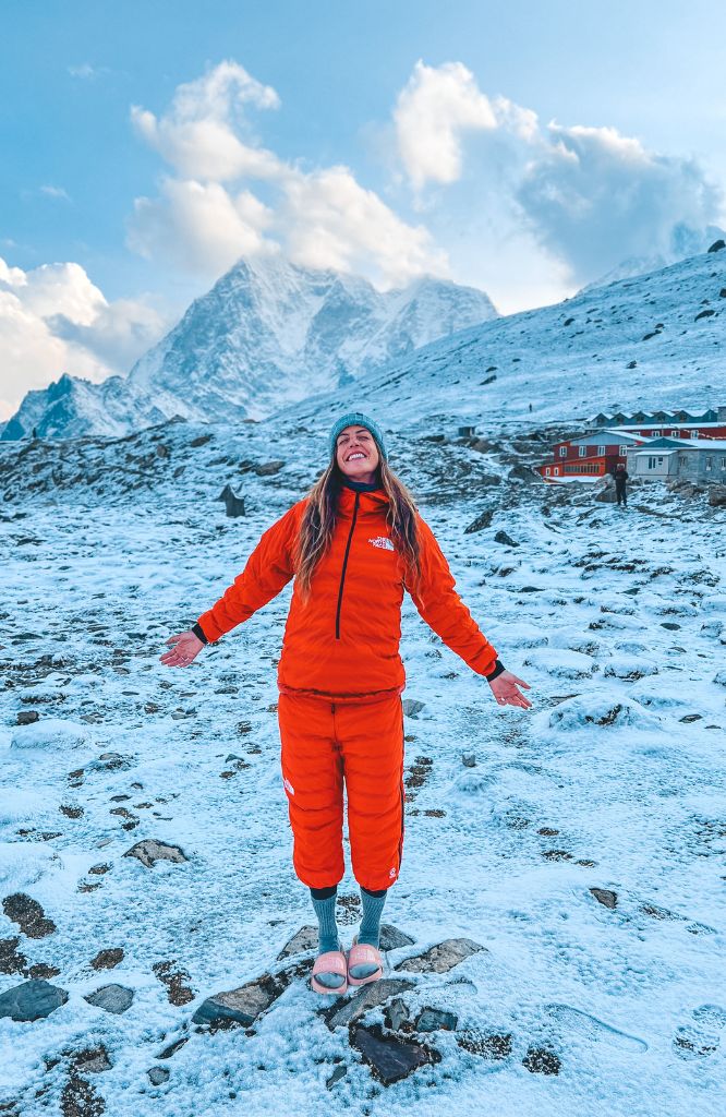 mulher em trilha na neve com melhor agência de trekking para o base camp do everest