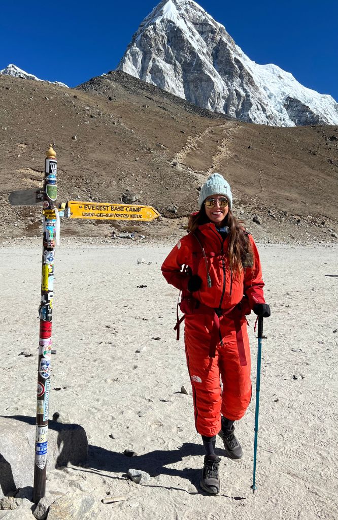 mulher em trilha com melhor agência de trekking para o base camp do everest