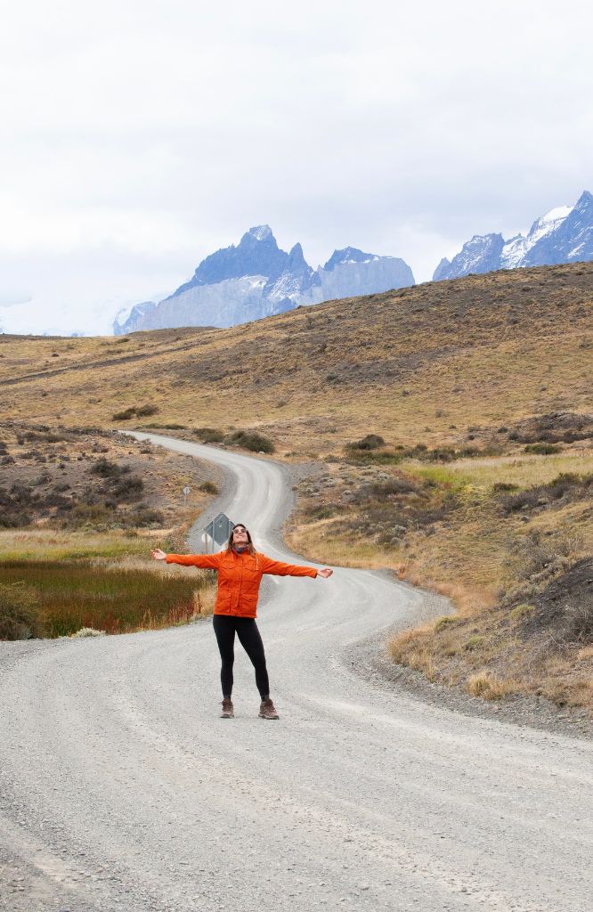 Mulher viajando com melhor agência de trekking