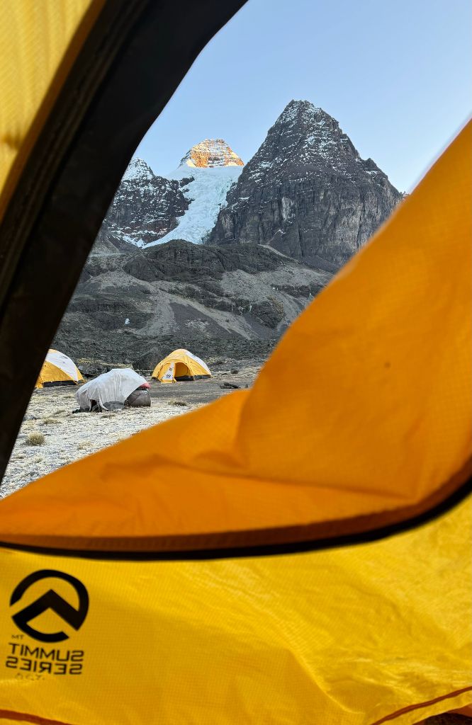 barracas em acampamento de alta montanha boliviana