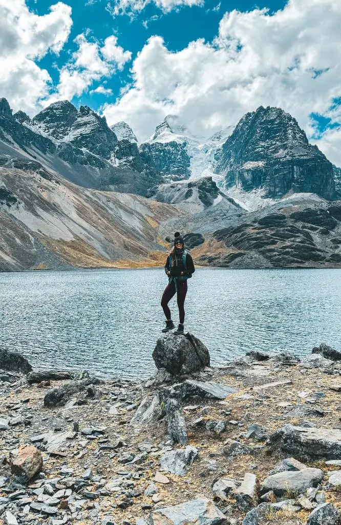 Mulher viajando com melhor agência de trekking