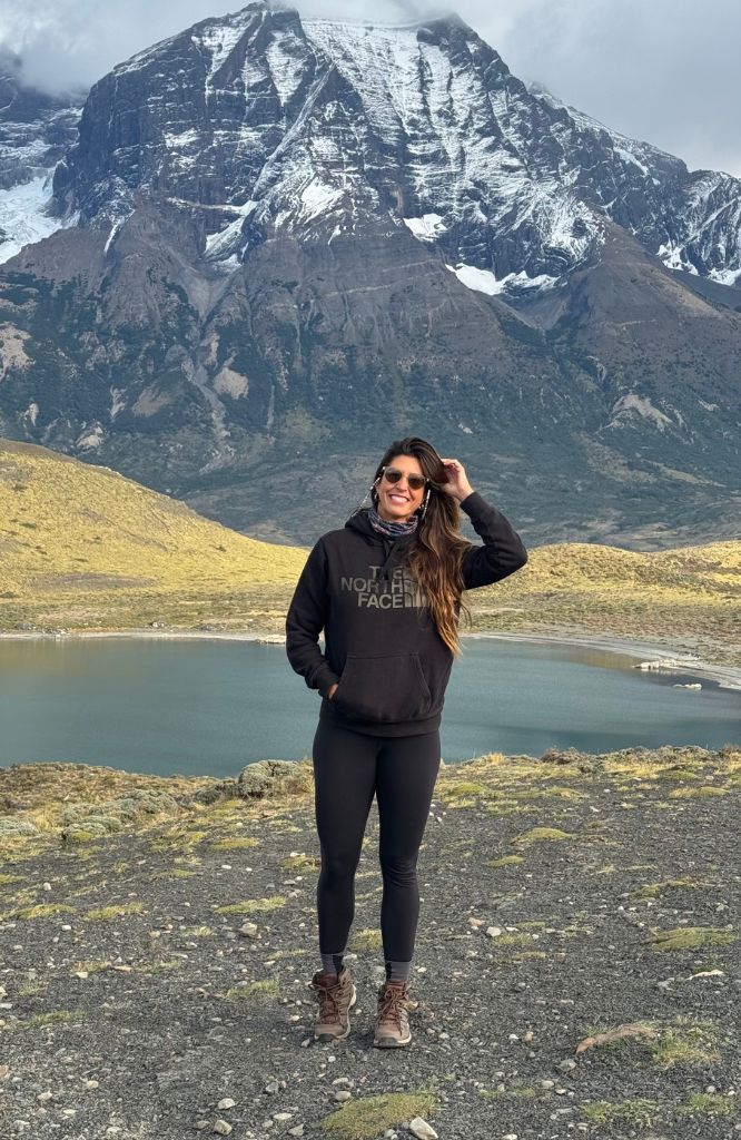 Mulher viajando com melhor agência de trekking