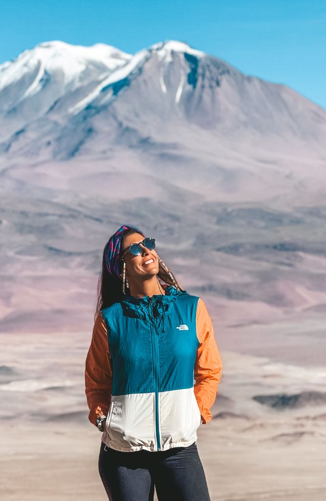 Mulher viajando com melhor agência de trekking