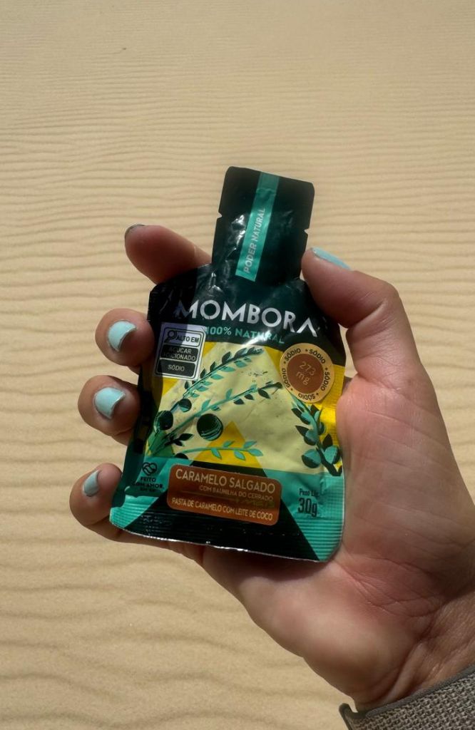 mulher com sachê de carboidrato em gel na mão