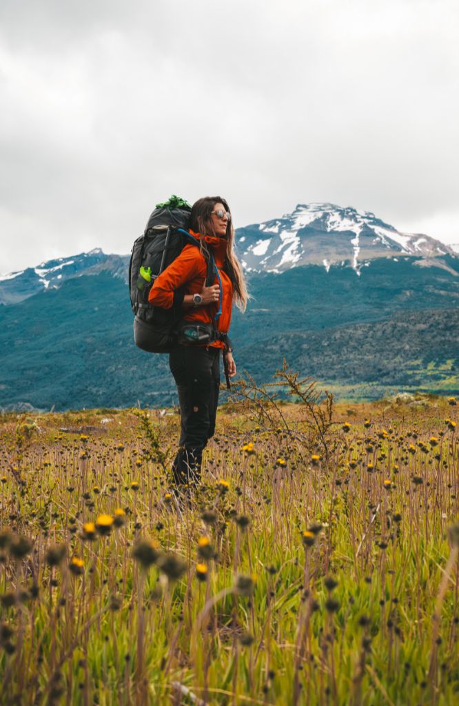 Mulher em trilha com boa mochila de trekking