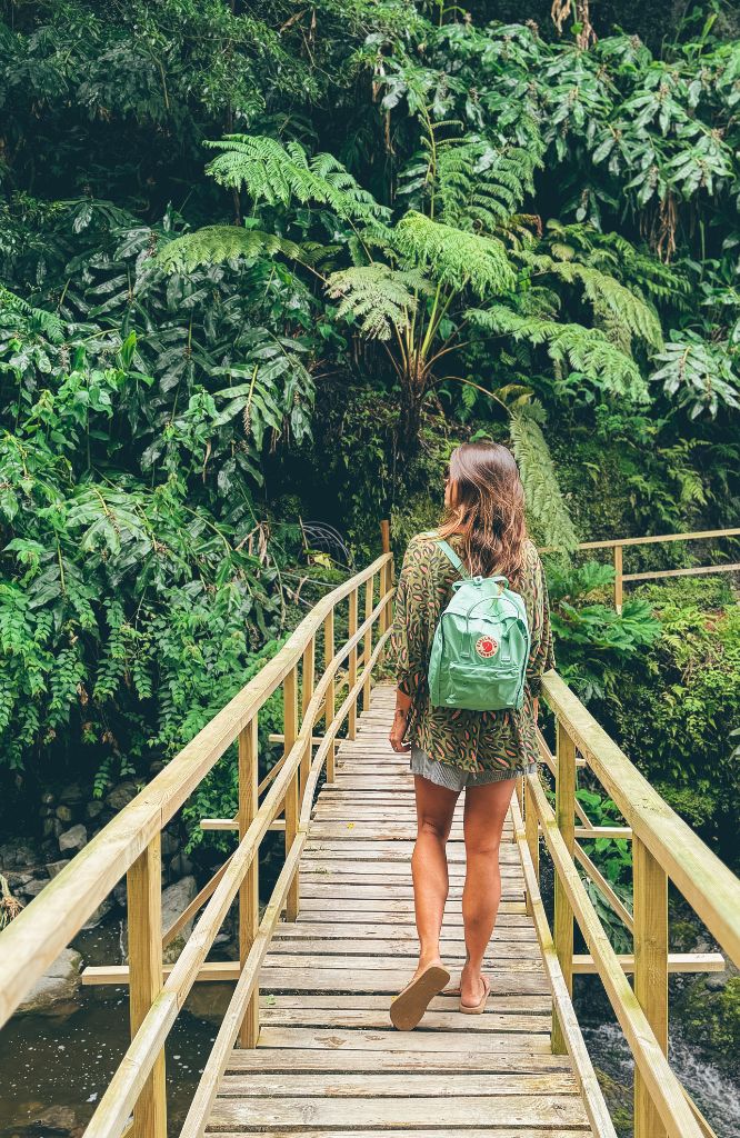 mulher usando equipamentos com cupom fjallraven