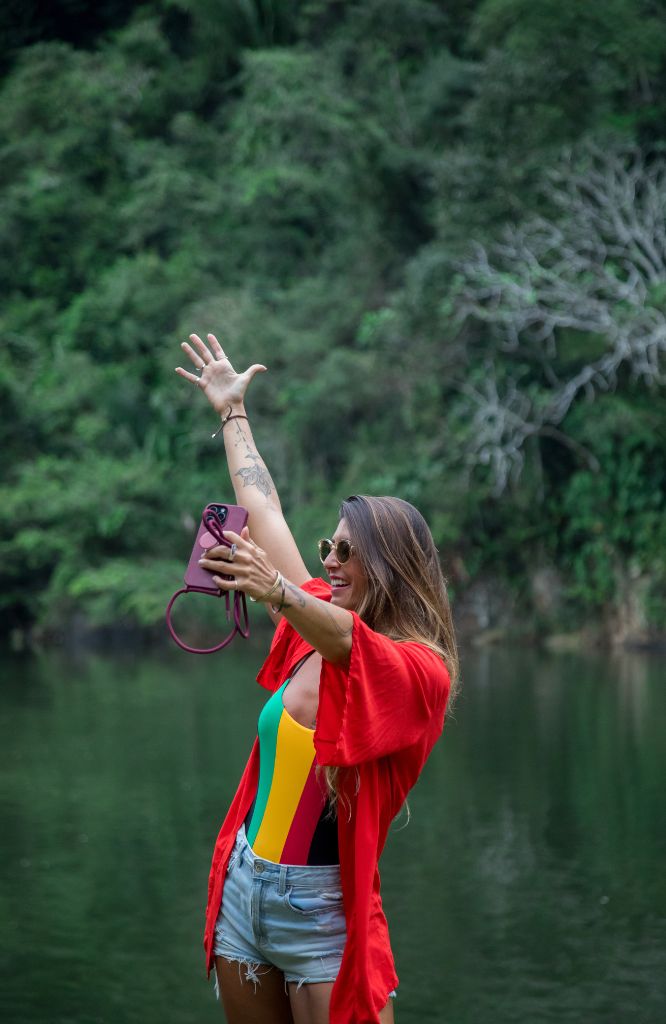mulher viaja com o esim indonésia