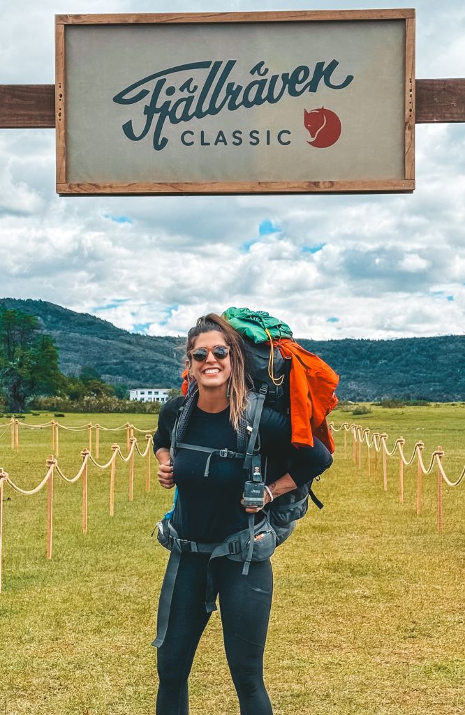 Mulher com melhor mochila de trekking em trilha