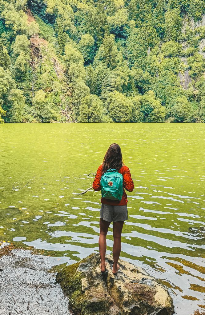 mulher com mochila comprada com o cupom fjallraven