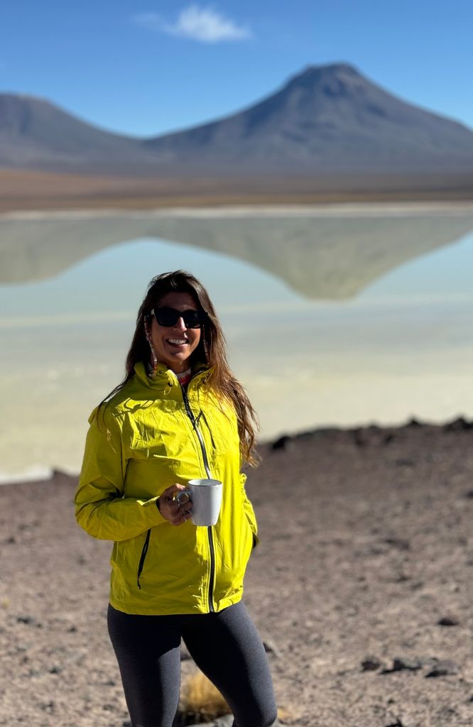 mulher com roupas para trekking no deserto do atacama