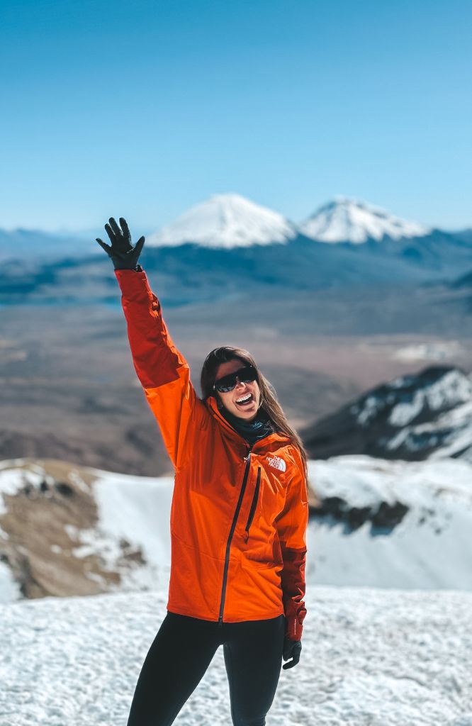 mulher com roupas para o deserto do atacama