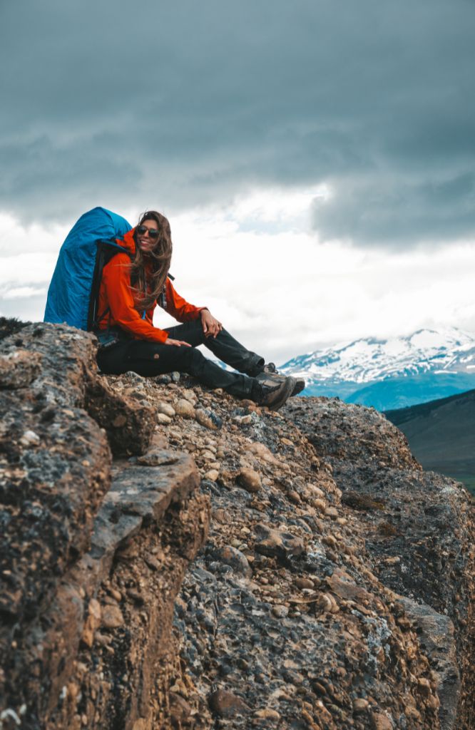 mulher com melhor mochila de trekking em montanha