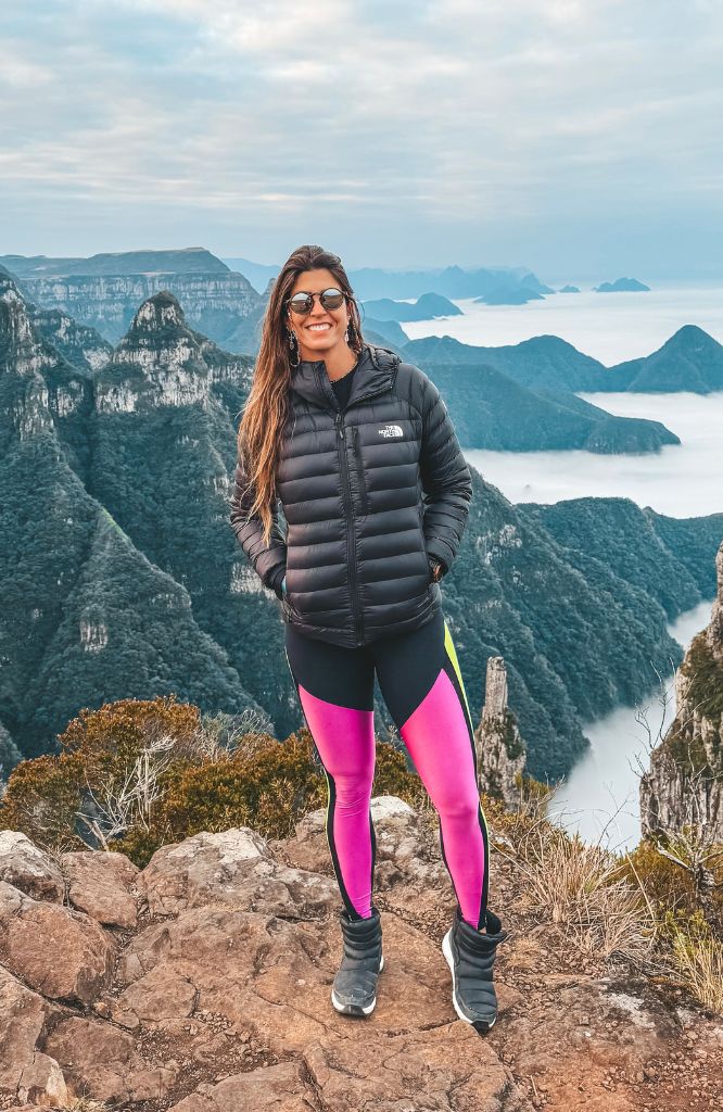 mulher com roupas para deserto atacama