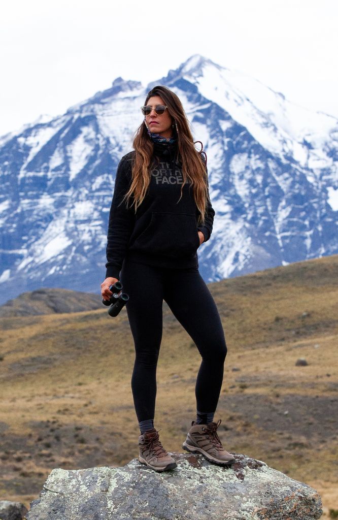 mulher com fleece para atacama